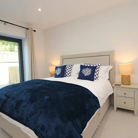 Fifty Steps From The Beach! Apartment
